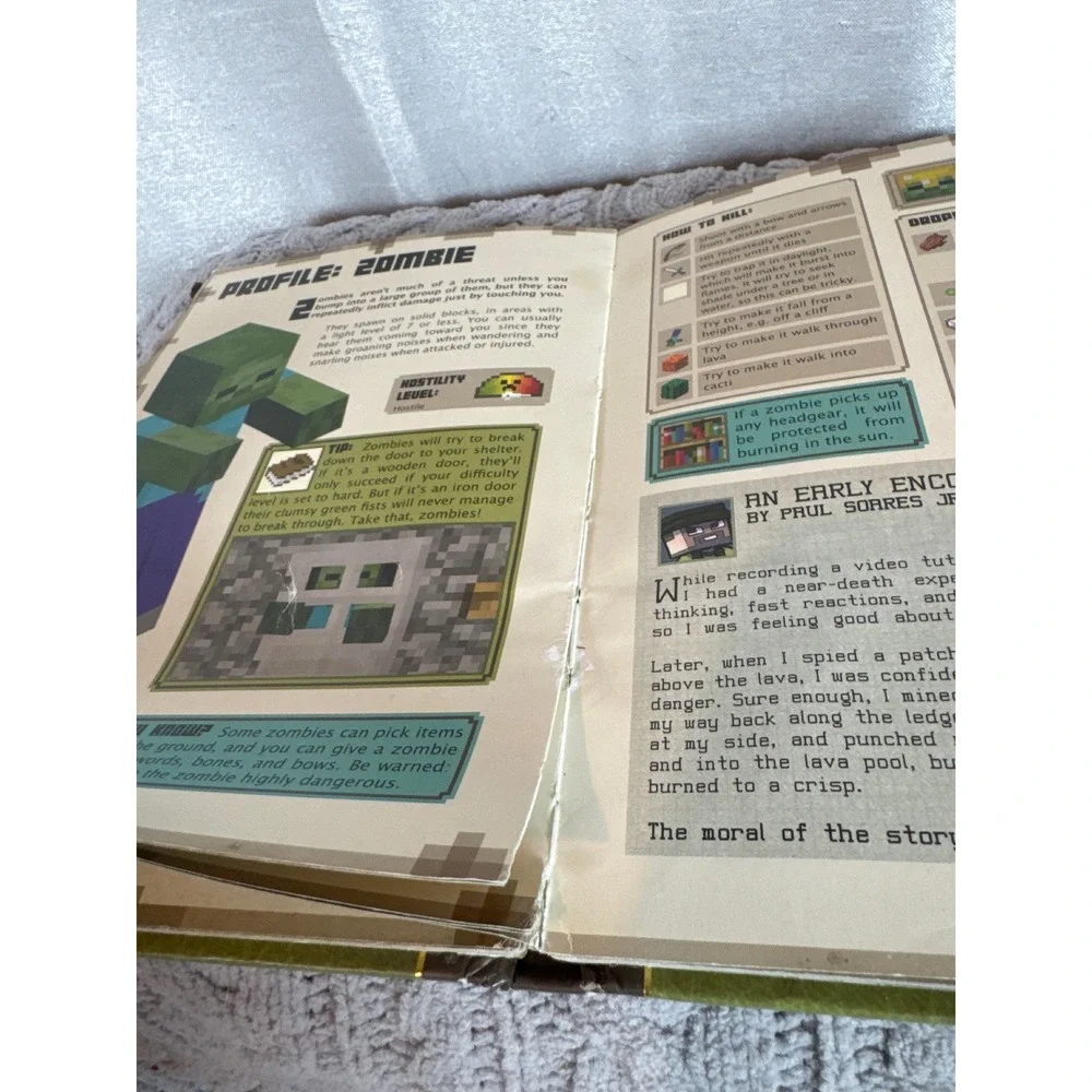 Minecraft Essential Handbook Combat Handbook and The Lost Journals Book Set‎